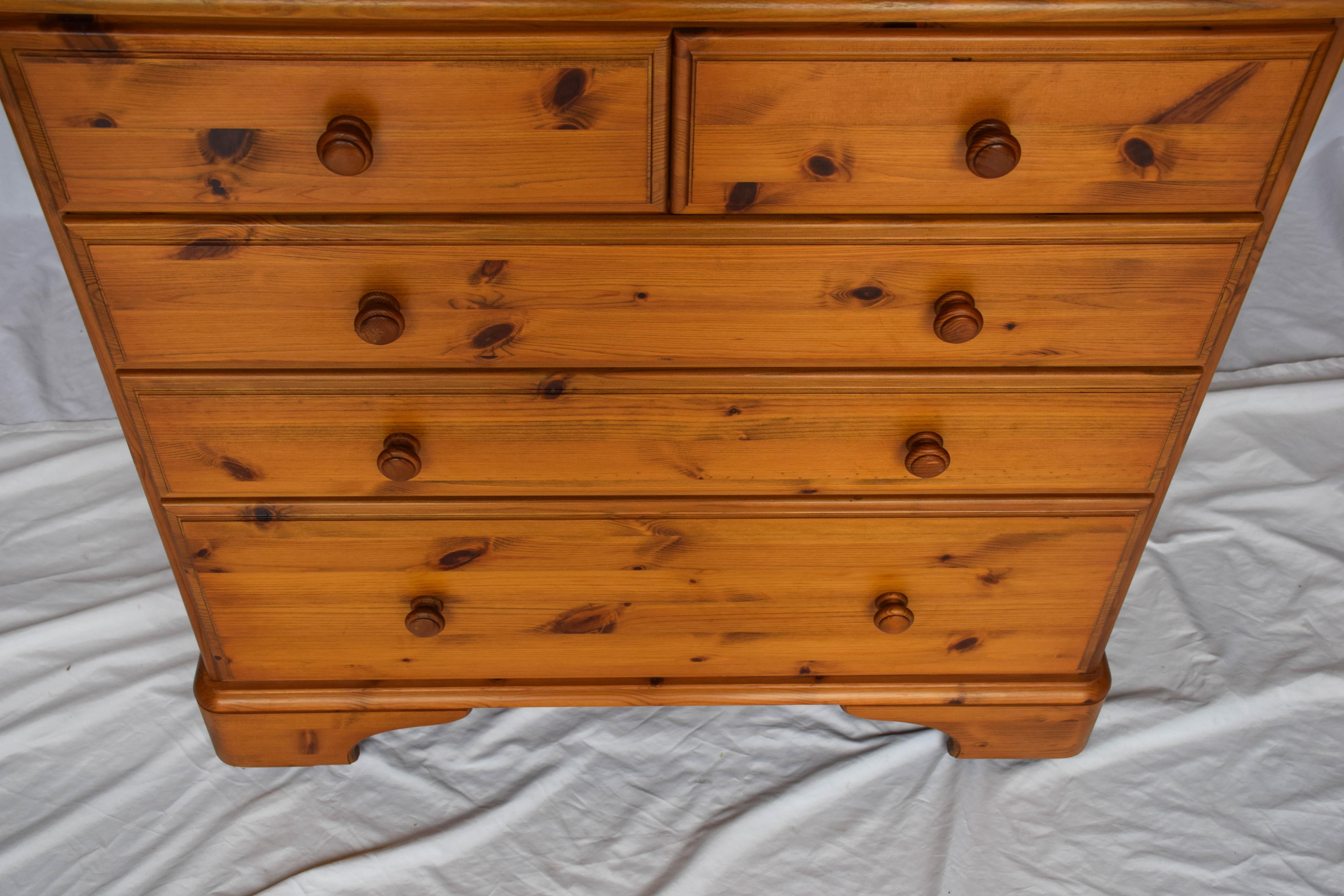 English Ducal 5 drawer chest of drawers made of pine. Is typical English style. The chest is in very good condition.
Measures: 17 3/4