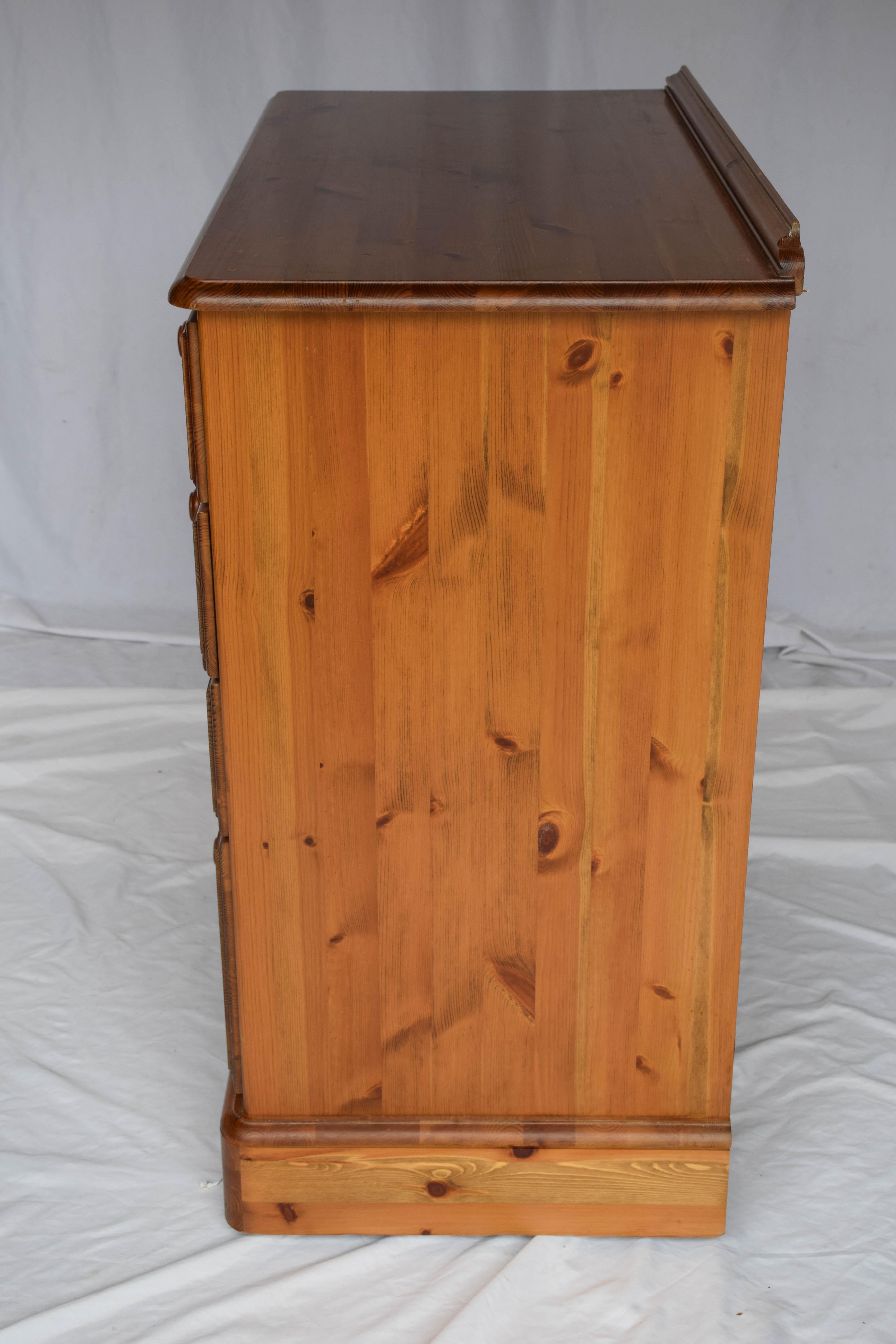 English Ducal 5 Drawer Chest of Drawers In Good Condition In Houston, TX