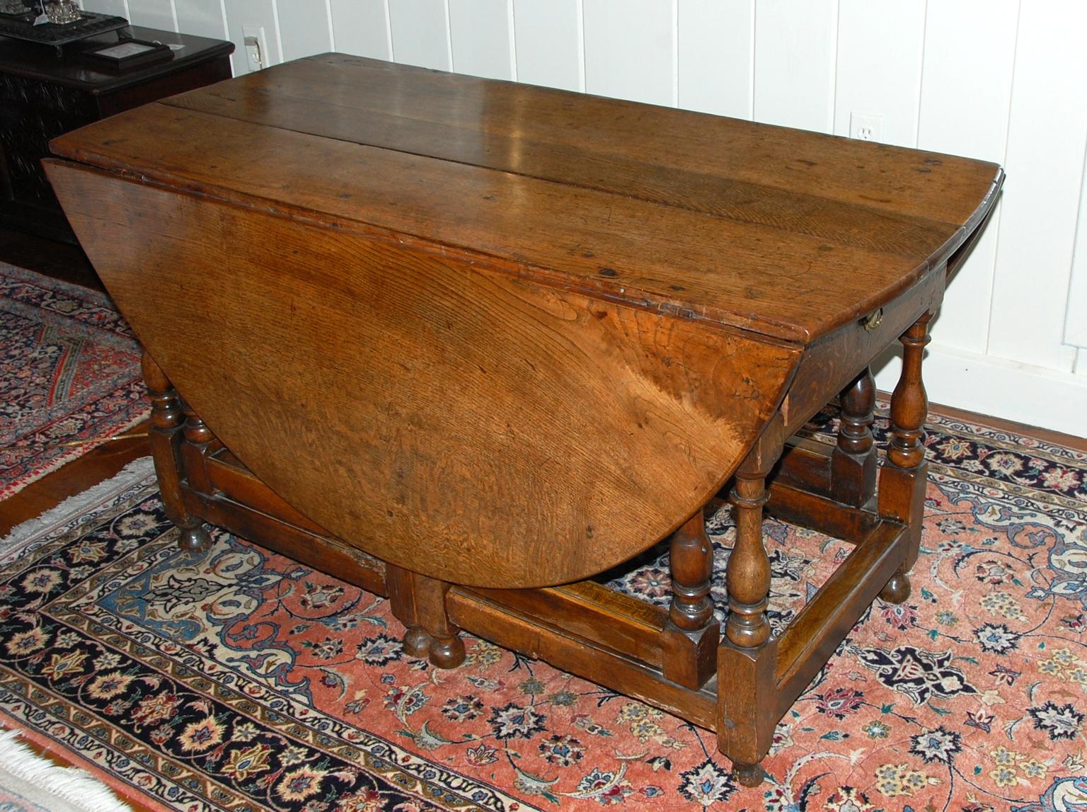 English Early 18th Century Large Oak Dropleaf Double Swing Leg Dining Table In Good Condition For Sale In Wells, ME