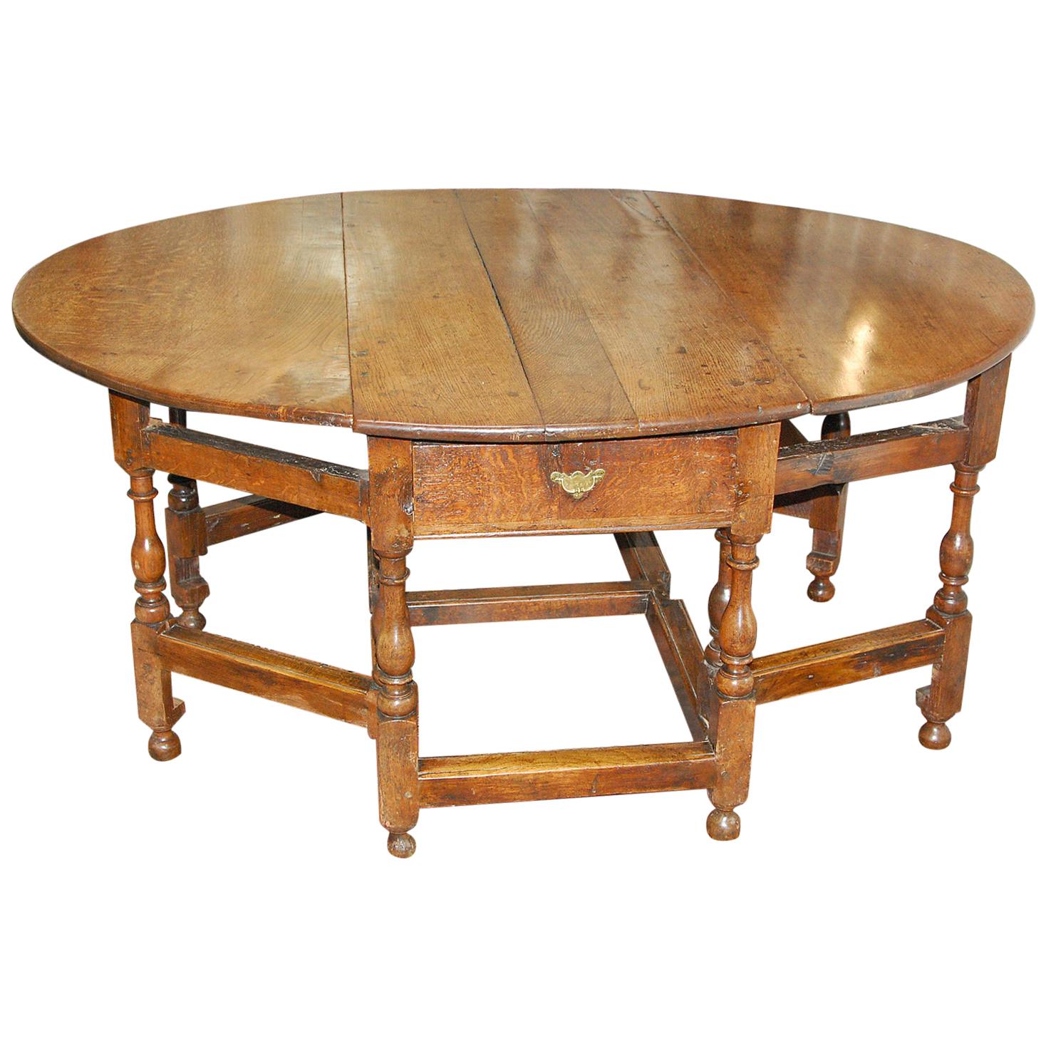 Grande table de salle à manger en chêne du début du XVIIIe siècle:: à double pieds pivotants et à plateau en forme de goutte