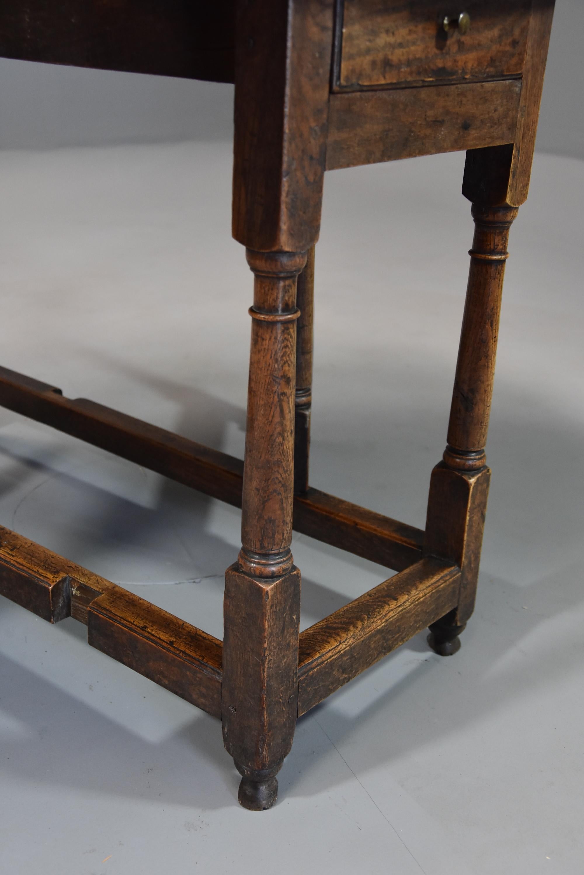 English Early 18th Century Oak Gateleg Table with Superb Original Patina For Sale 7