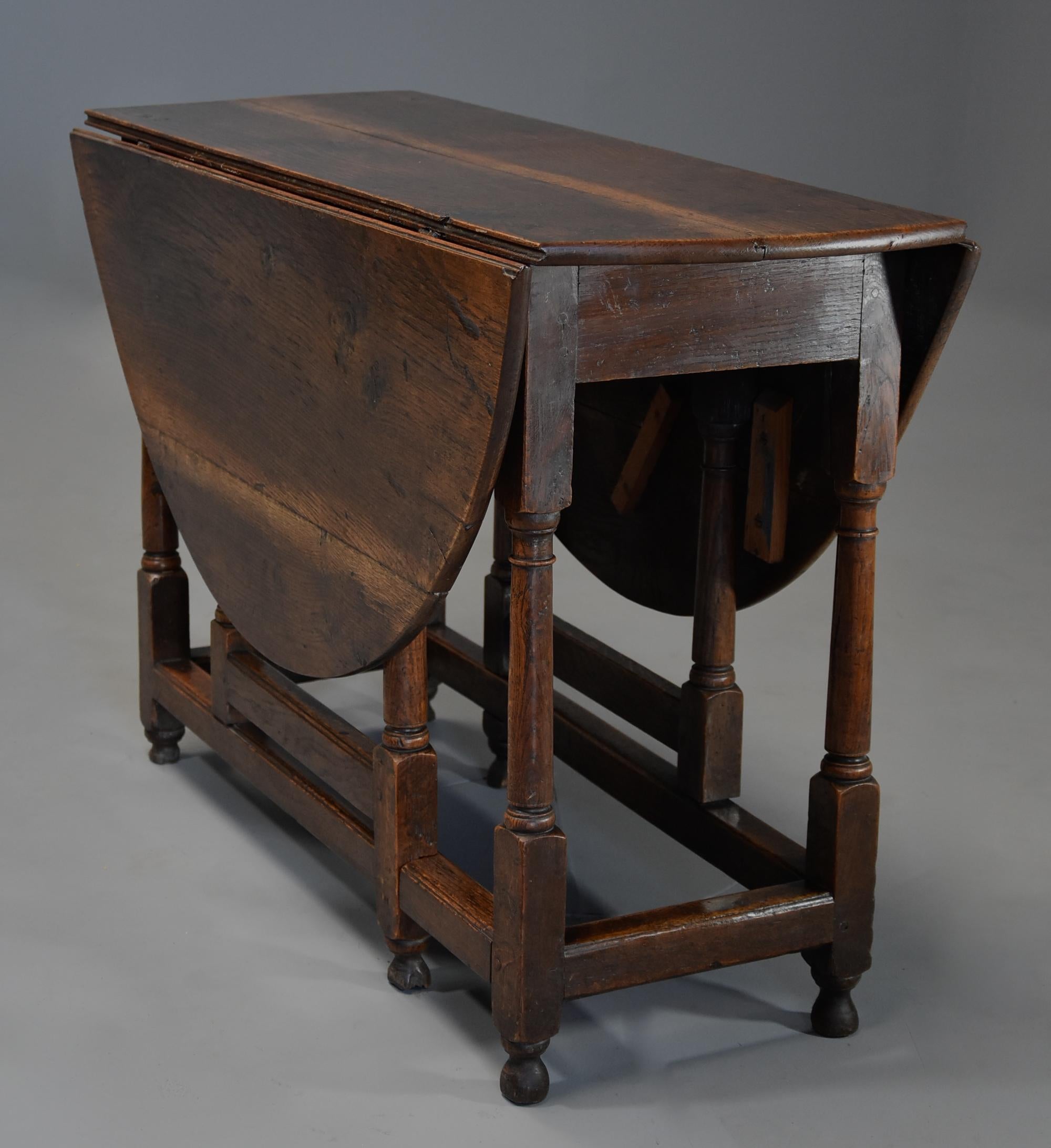English Early 18th Century Oak Gateleg Table with Superb Original Patina For Sale 9