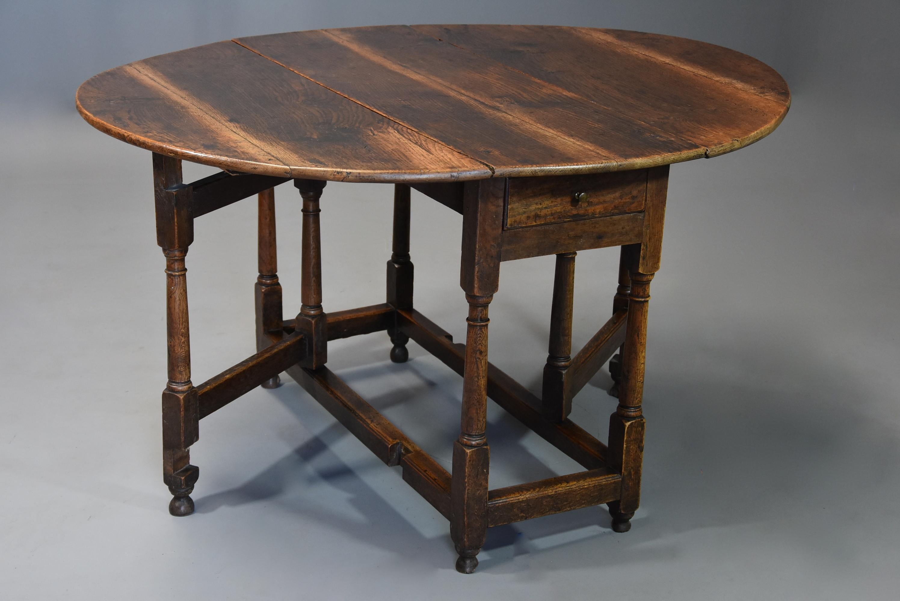 English Early 18th Century Oak Gateleg Table with Superb Original Patina In Good Condition For Sale In Suffolk, GB