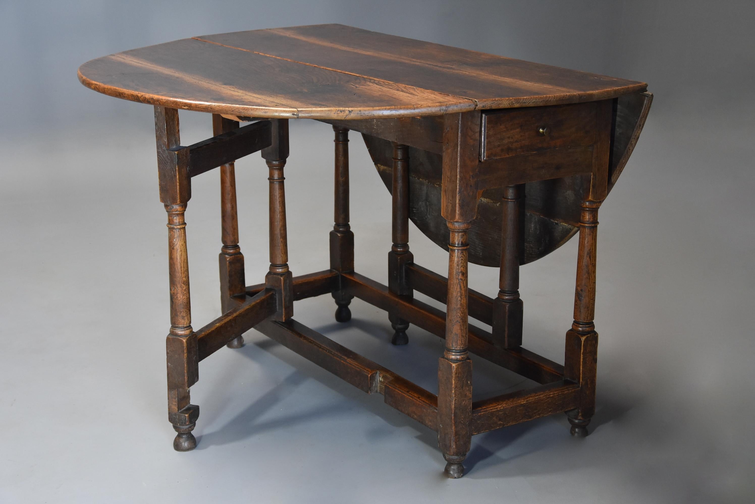 English Early 18th Century Oak Gateleg Table with Superb Original Patina For Sale 1