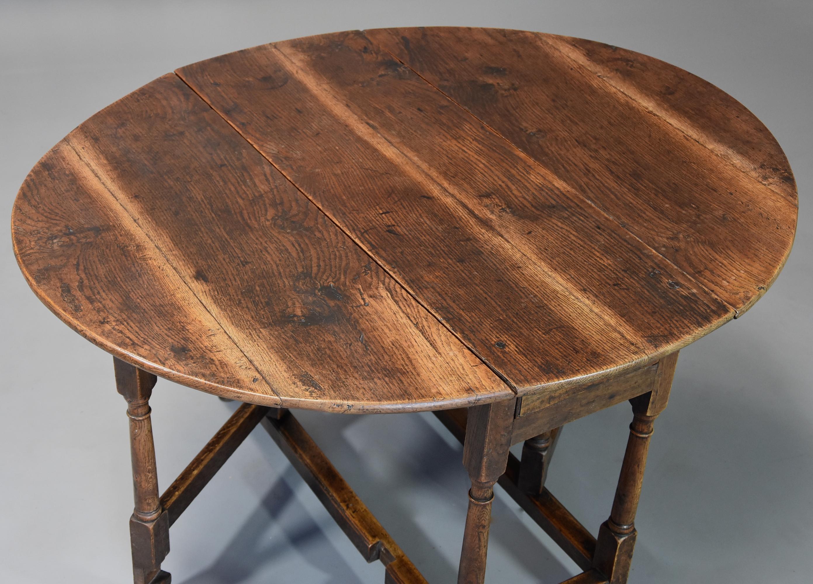 English Early 18th Century Oak Gateleg Table with Superb Original Patina For Sale 3