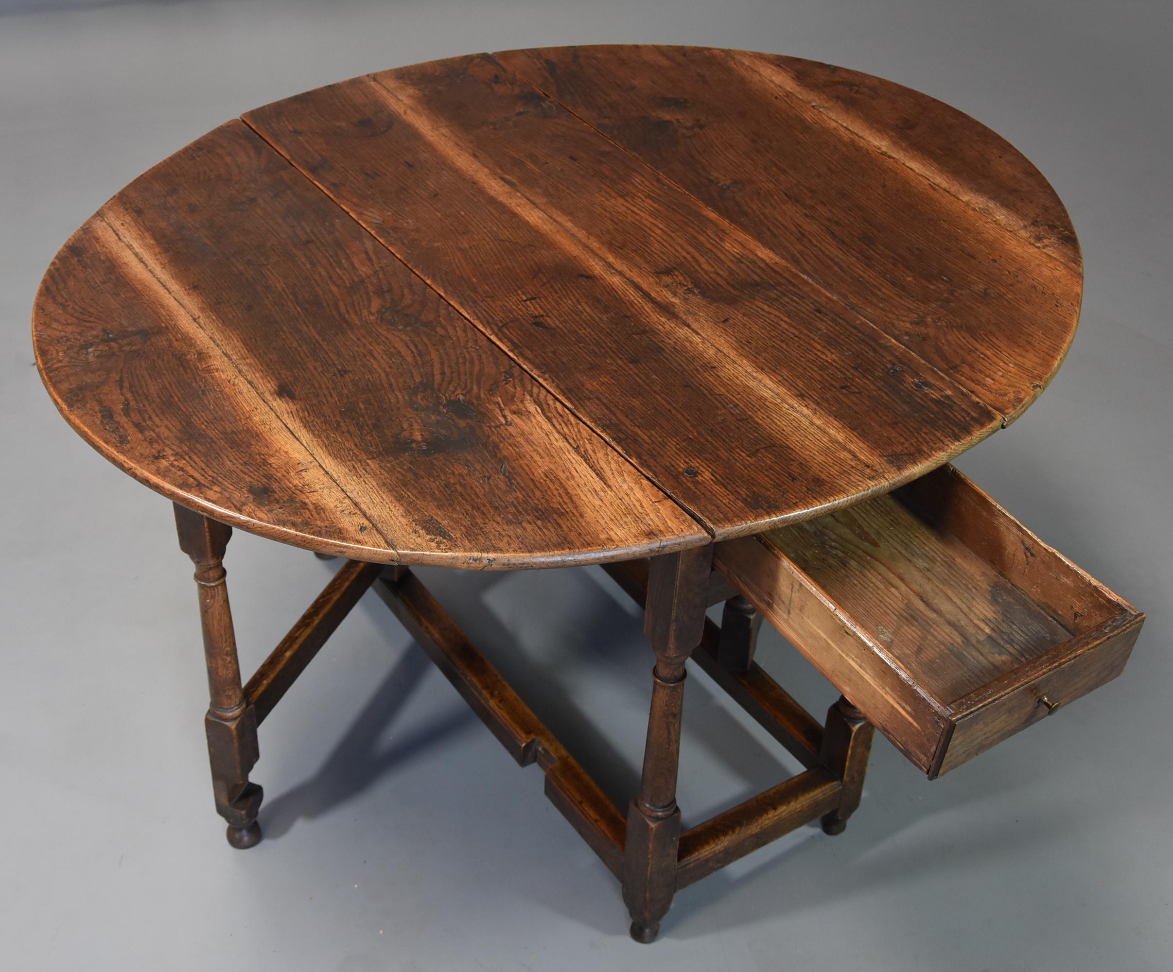 English Early 18th Century Oak Gateleg Table with Superb Original Patina For Sale 4