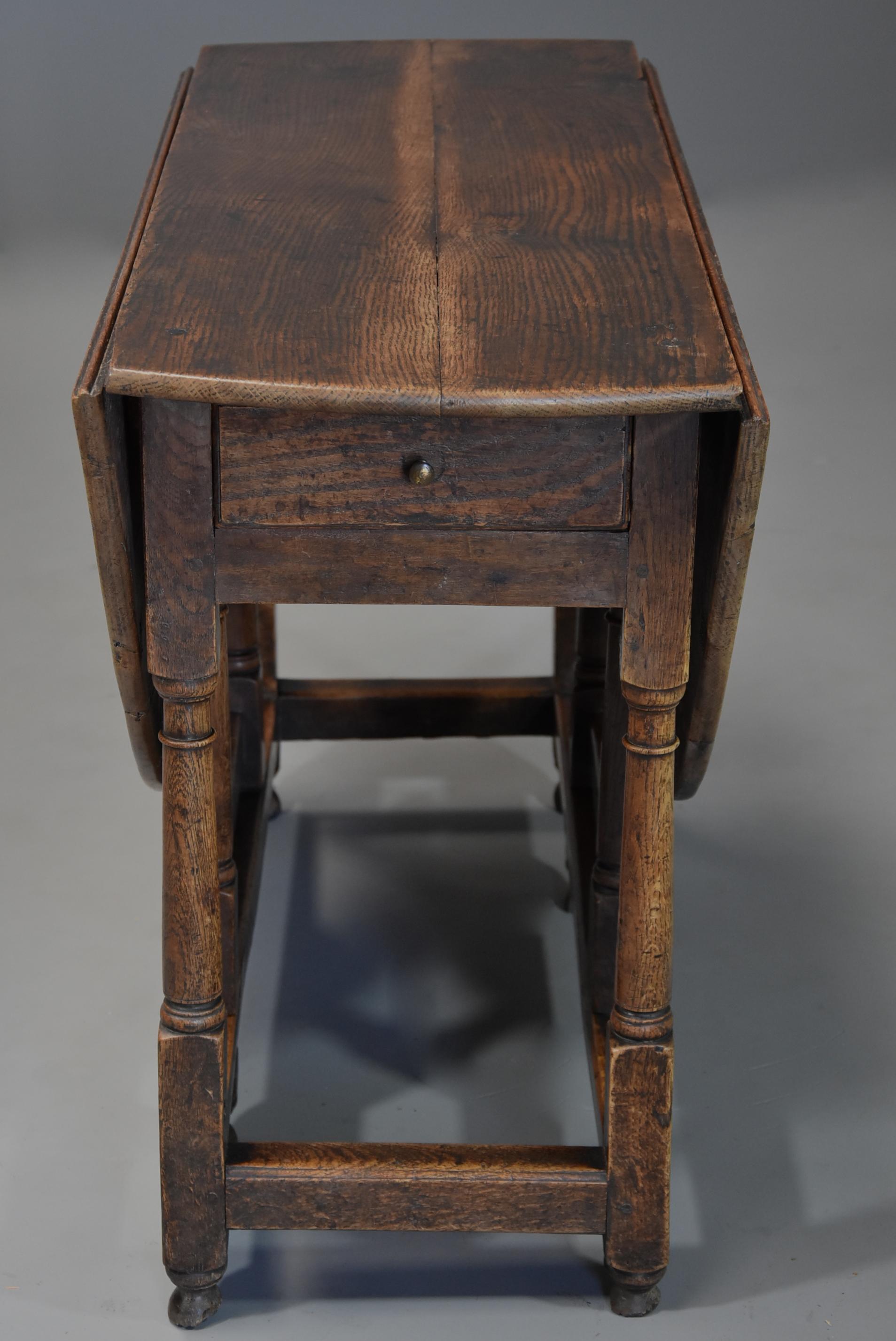 English Early 18th Century Oak Gateleg Table with Superb Original Patina For Sale 6