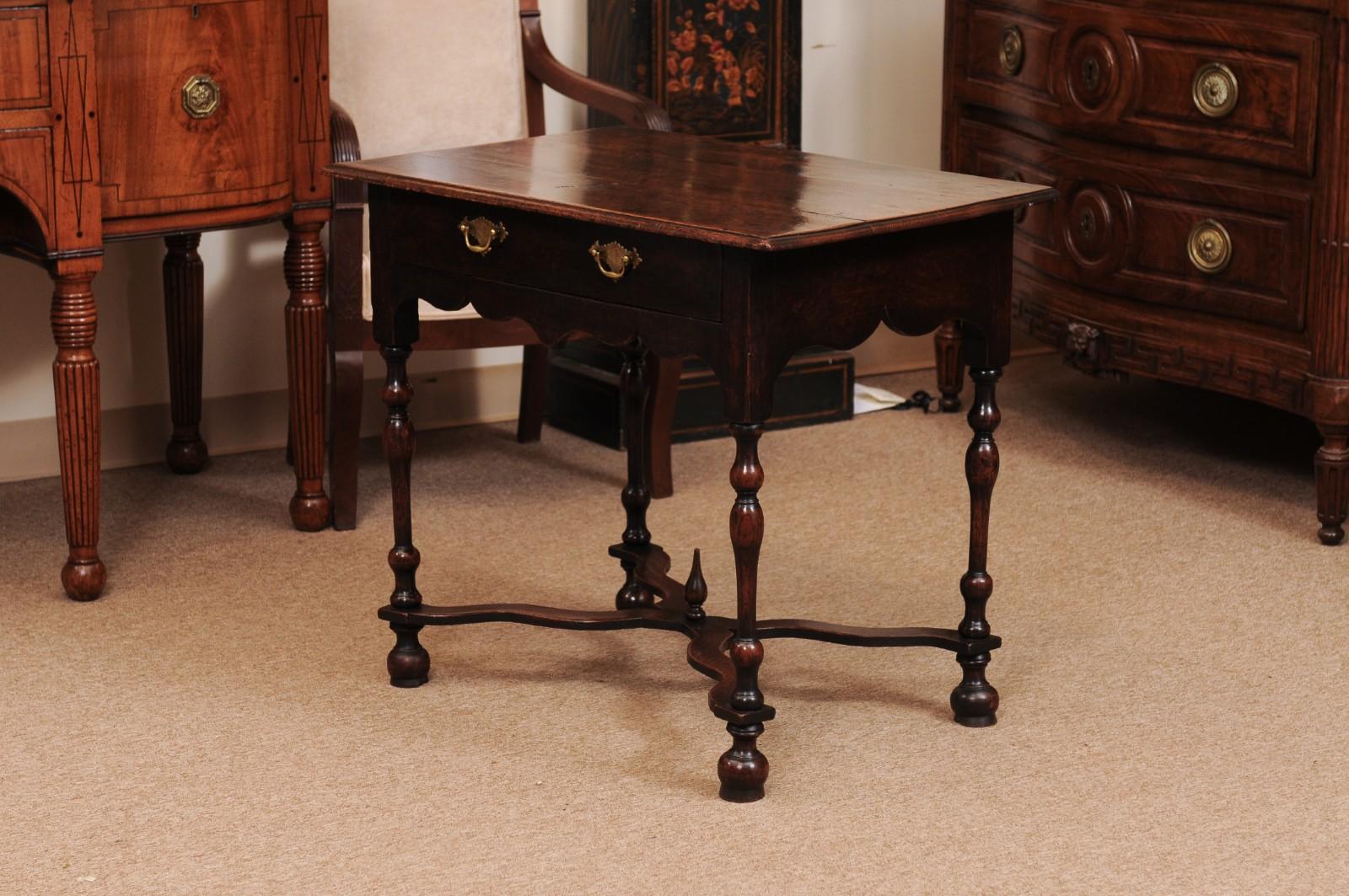 English Early 18th Century Oak Side Table with Drawer For Sale 6