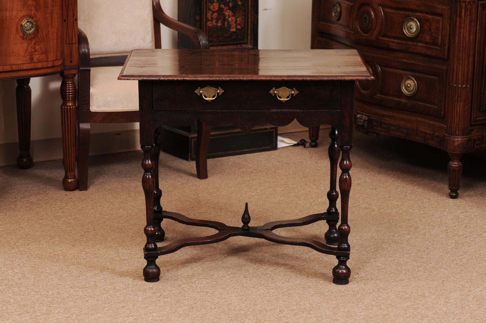 English Early 18th Century Oak Side Table with Drawer For Sale 7