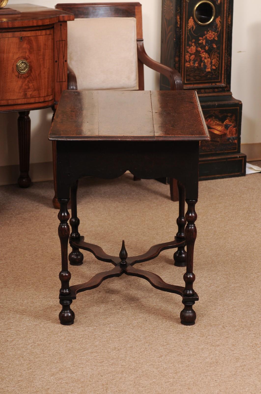English Early 18th Century Oak Side Table with Drawer For Sale 1