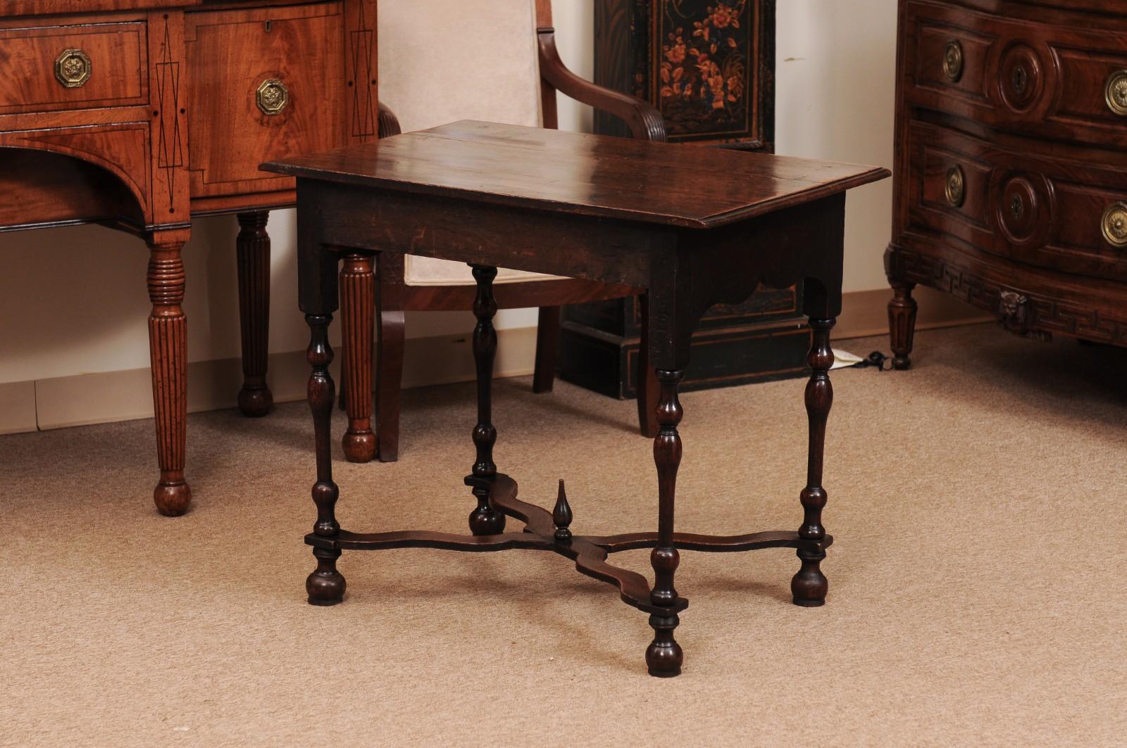 English Early 18th Century Oak Side Table with Drawer For Sale 2