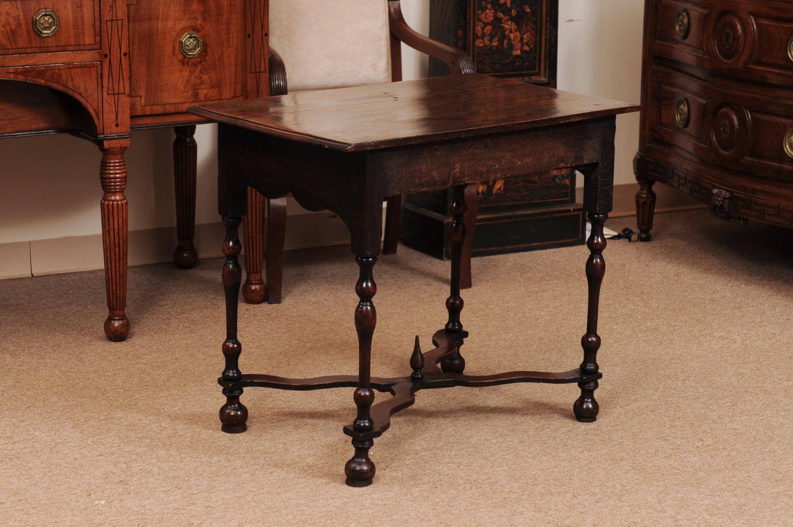 English Early 18th Century Oak Side Table with Drawer For Sale 4