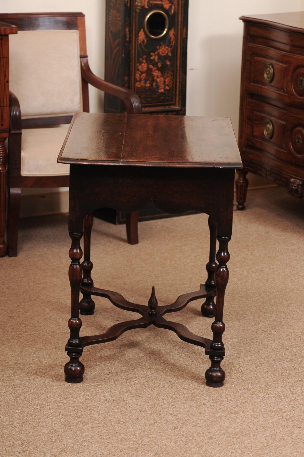 English Early 18th Century Oak Side Table with Drawer For Sale 5
