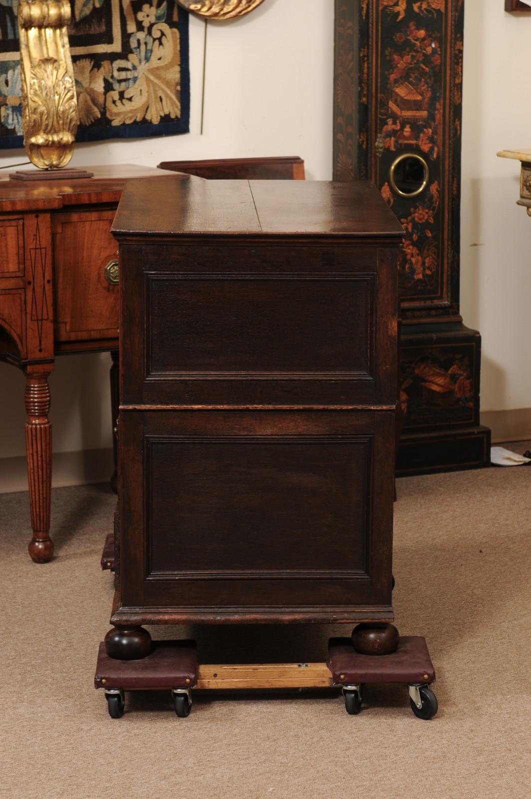 Cassapanca in Oak e Noce dell'inizio del XVIII secolo con 5 cassetti e piedini a baldacchino in vendita 6
