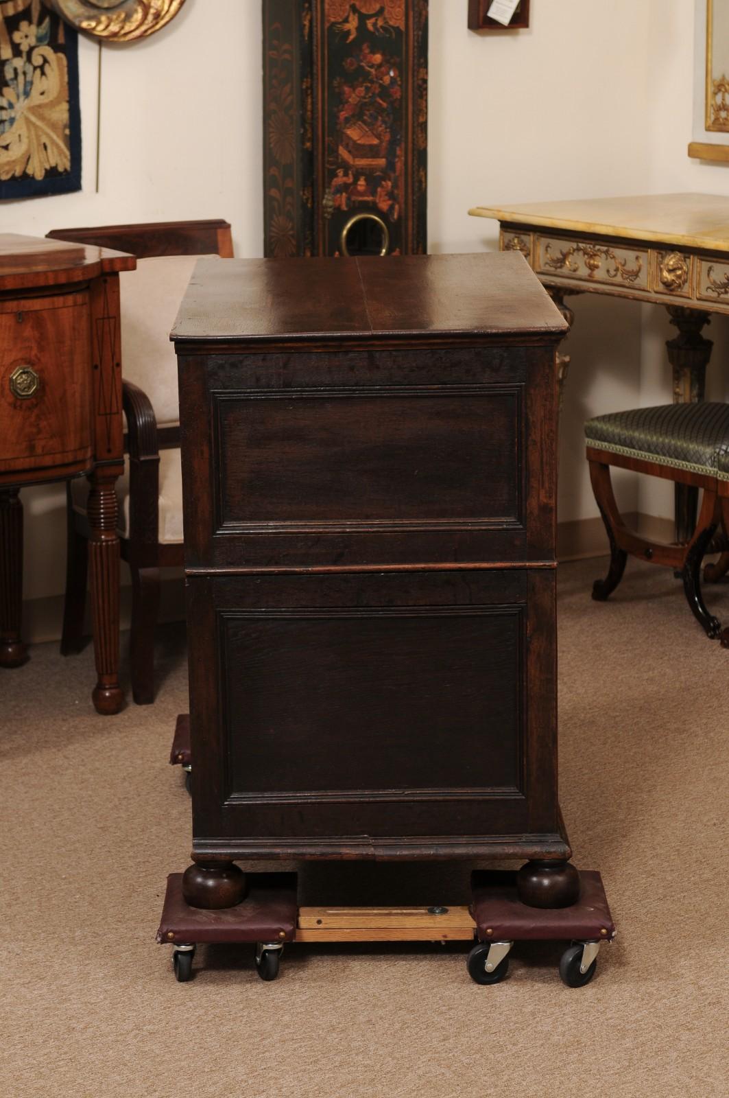 Cassapanca in Oak e Noce dell'inizio del XVIII secolo con 5 cassetti e piedini a baldacchino in vendita 2