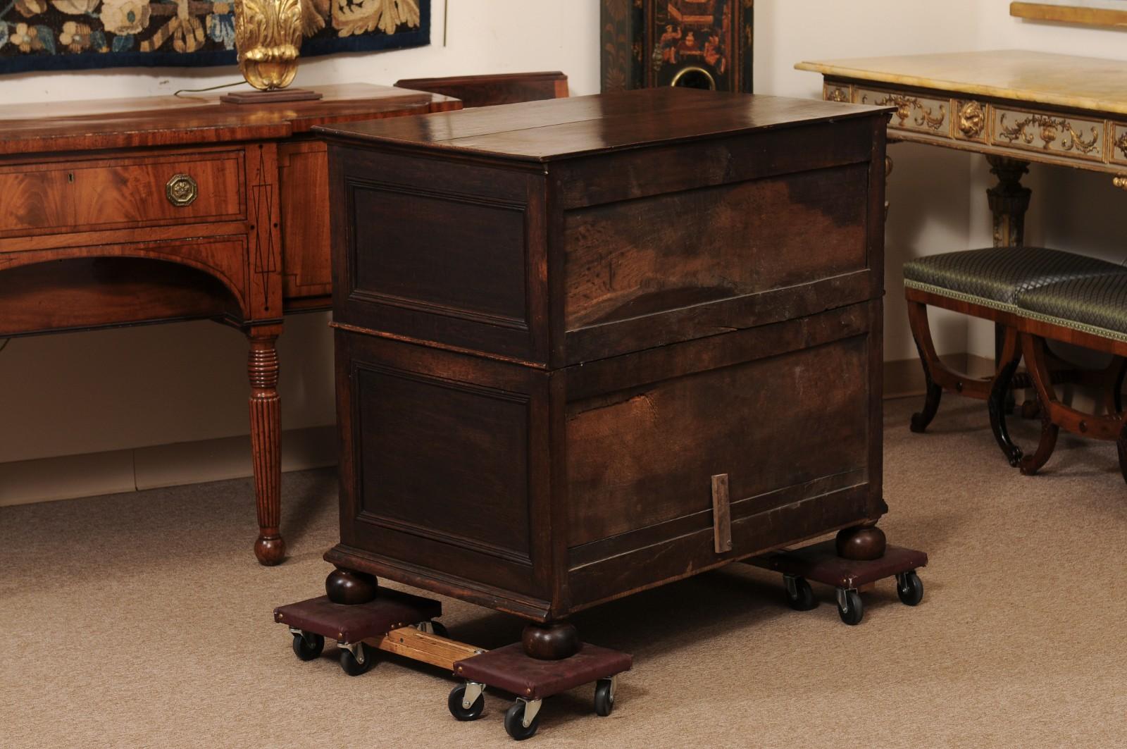Cassapanca in Oak e Noce dell'inizio del XVIII secolo con 5 cassetti e piedini a baldacchino in vendita 5