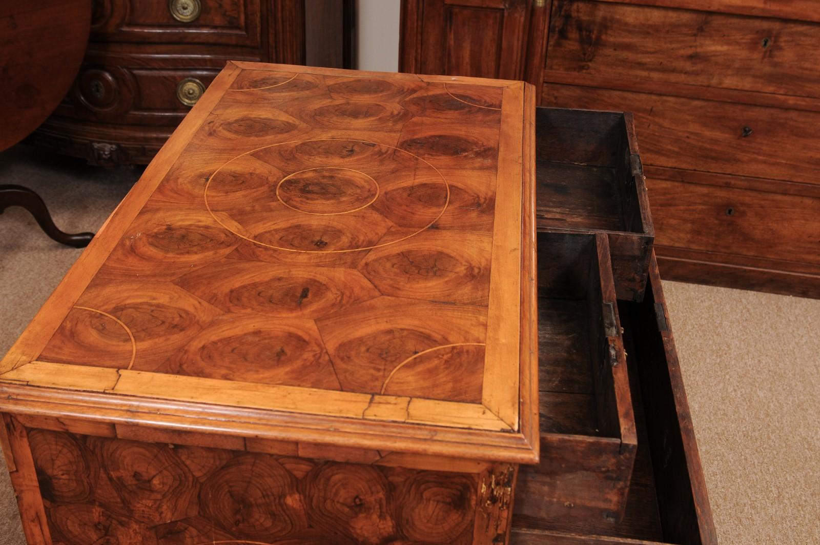 Arqueta inglesa de principios del siglo XVIII chapada en nogal con incrustaciones de madera de boj siglo XVIII y antes en venta