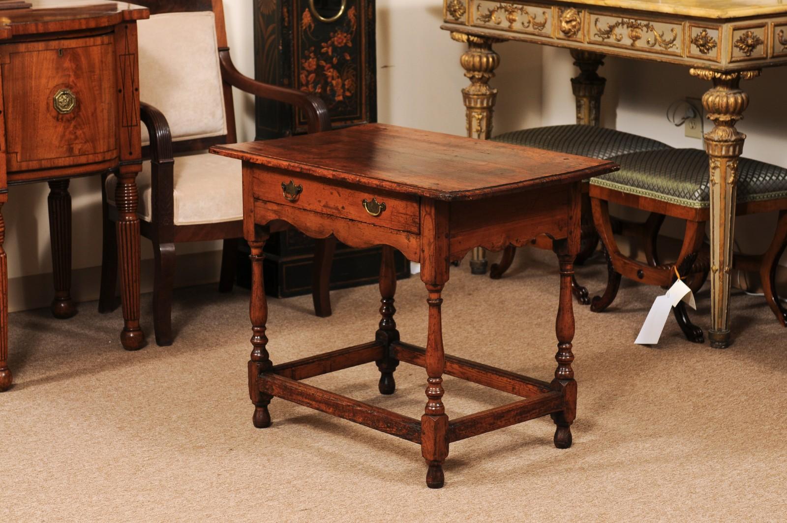 Table d'appoint en pin du début du XVIIIe siècle avec tiroir William & Mary en vente 5