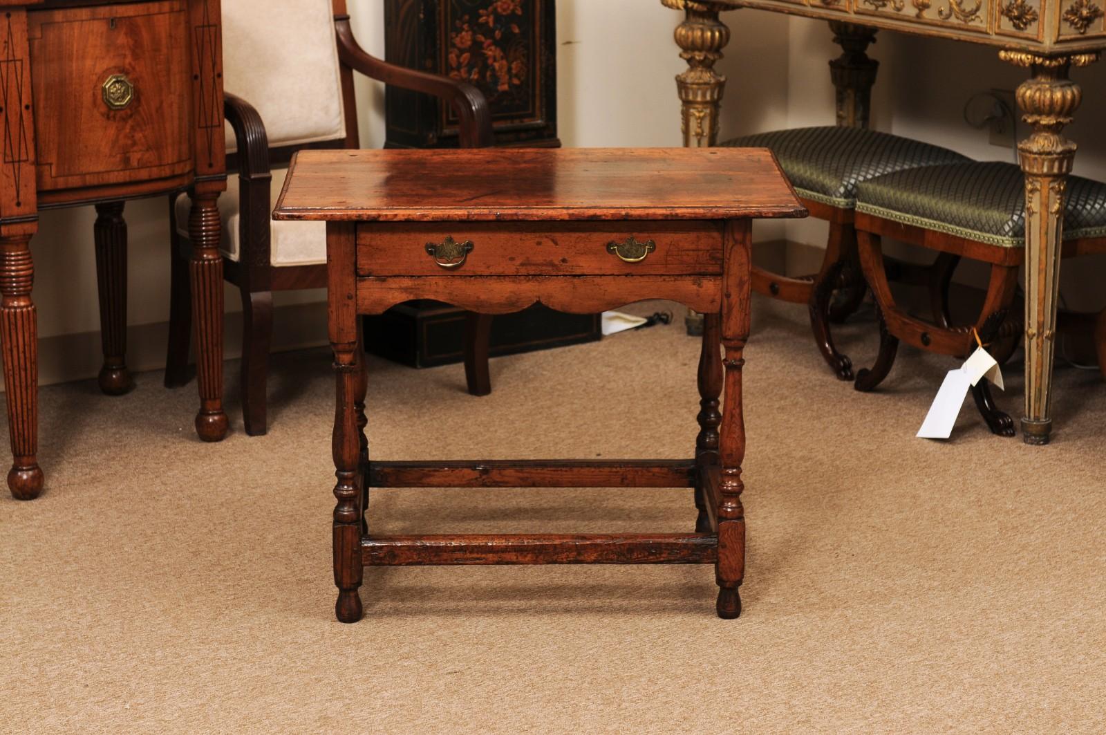 Table d'appoint en pin du début du XVIIIe siècle avec tiroir William & Mary en vente 7