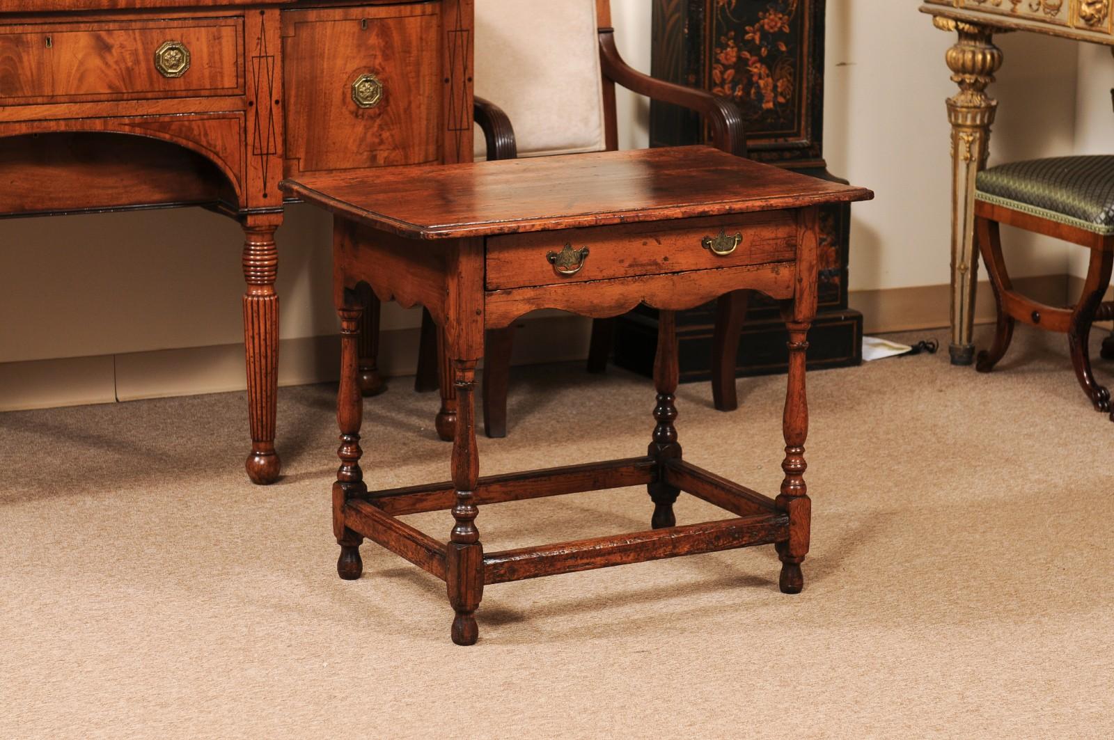 Table d'appoint William & Mary en pin du début du XVIIIe siècle avec tiroir et châssis à caisson