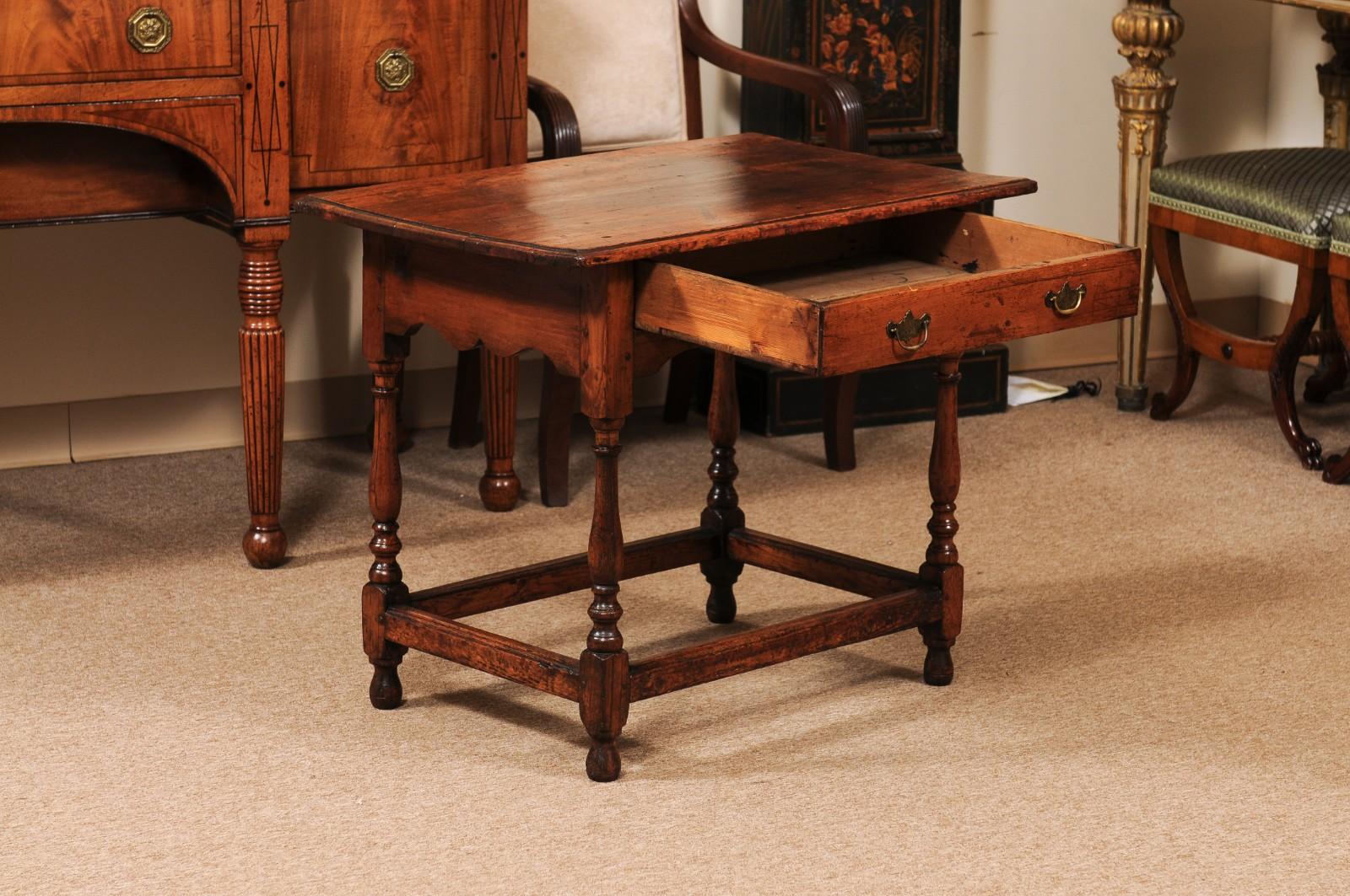Anglais Table d'appoint en pin du début du XVIIIe siècle avec tiroir William & Mary en vente