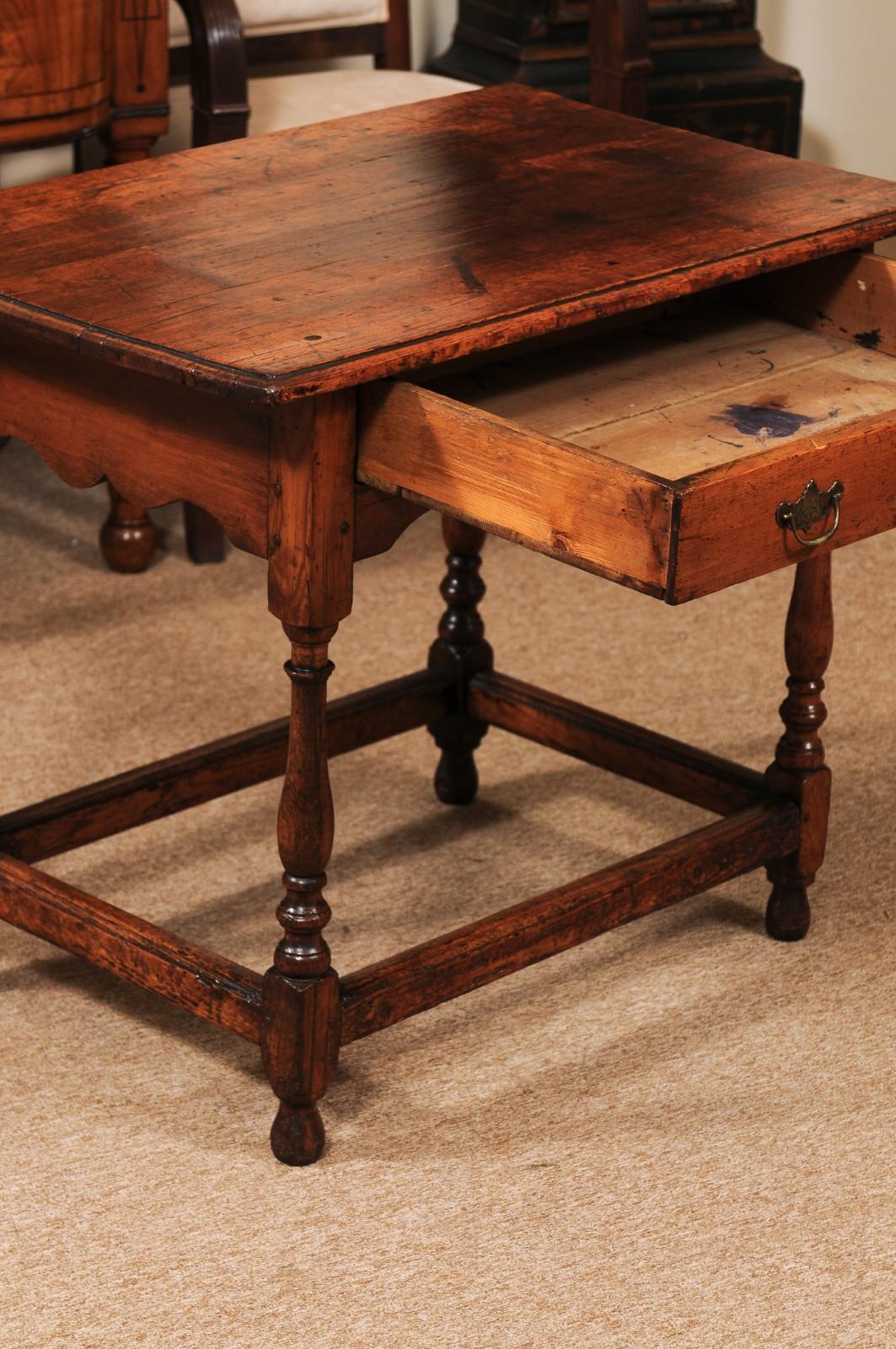 Table d'appoint en pin du début du XVIIIe siècle avec tiroir William & Mary État moyen - En vente à Atlanta, GA