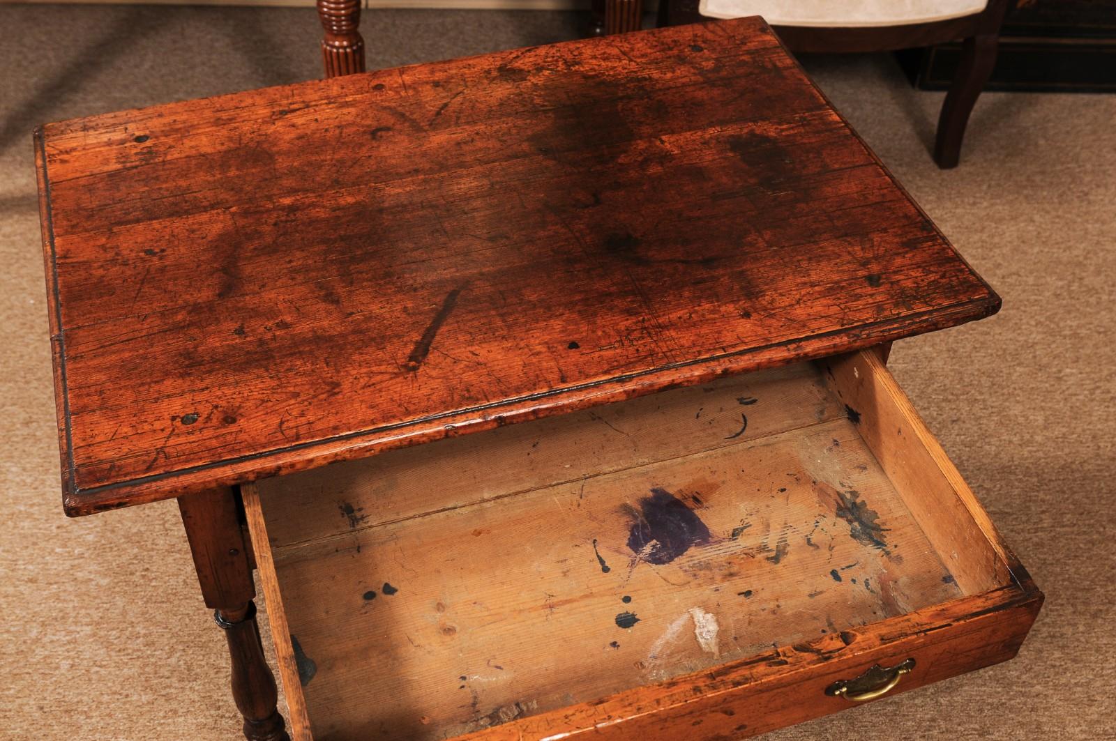XVIIIe siècle et antérieur Table d'appoint en pin du début du XVIIIe siècle avec tiroir William & Mary en vente
