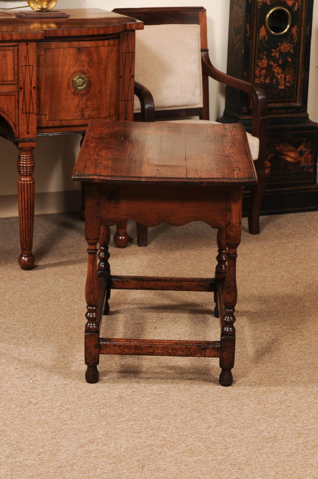 Pin Table d'appoint en pin du début du XVIIIe siècle avec tiroir William & Mary en vente