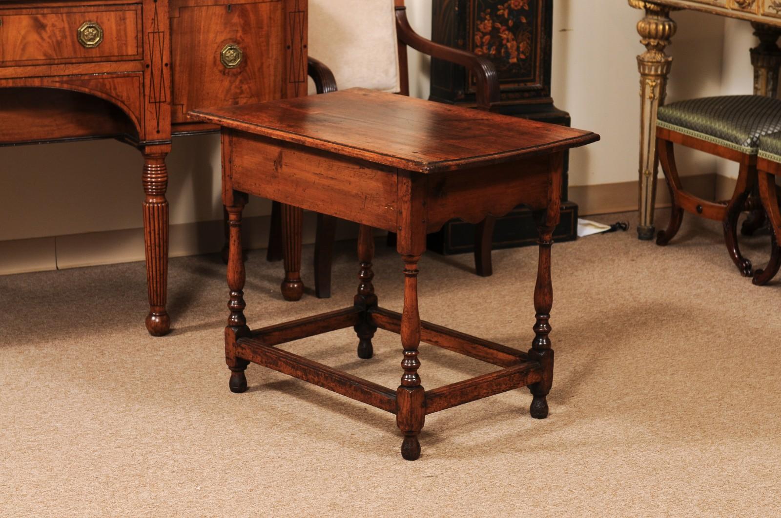 Table d'appoint en pin du début du XVIIIe siècle avec tiroir William & Mary en vente 1
