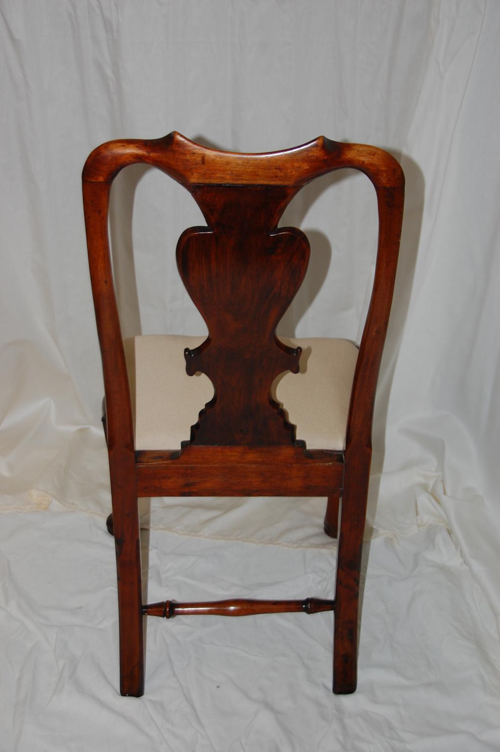 English Early 18th Century Queen Anne Walnut Side Chair with Cabriole Legs In Good Condition For Sale In Wells, ME