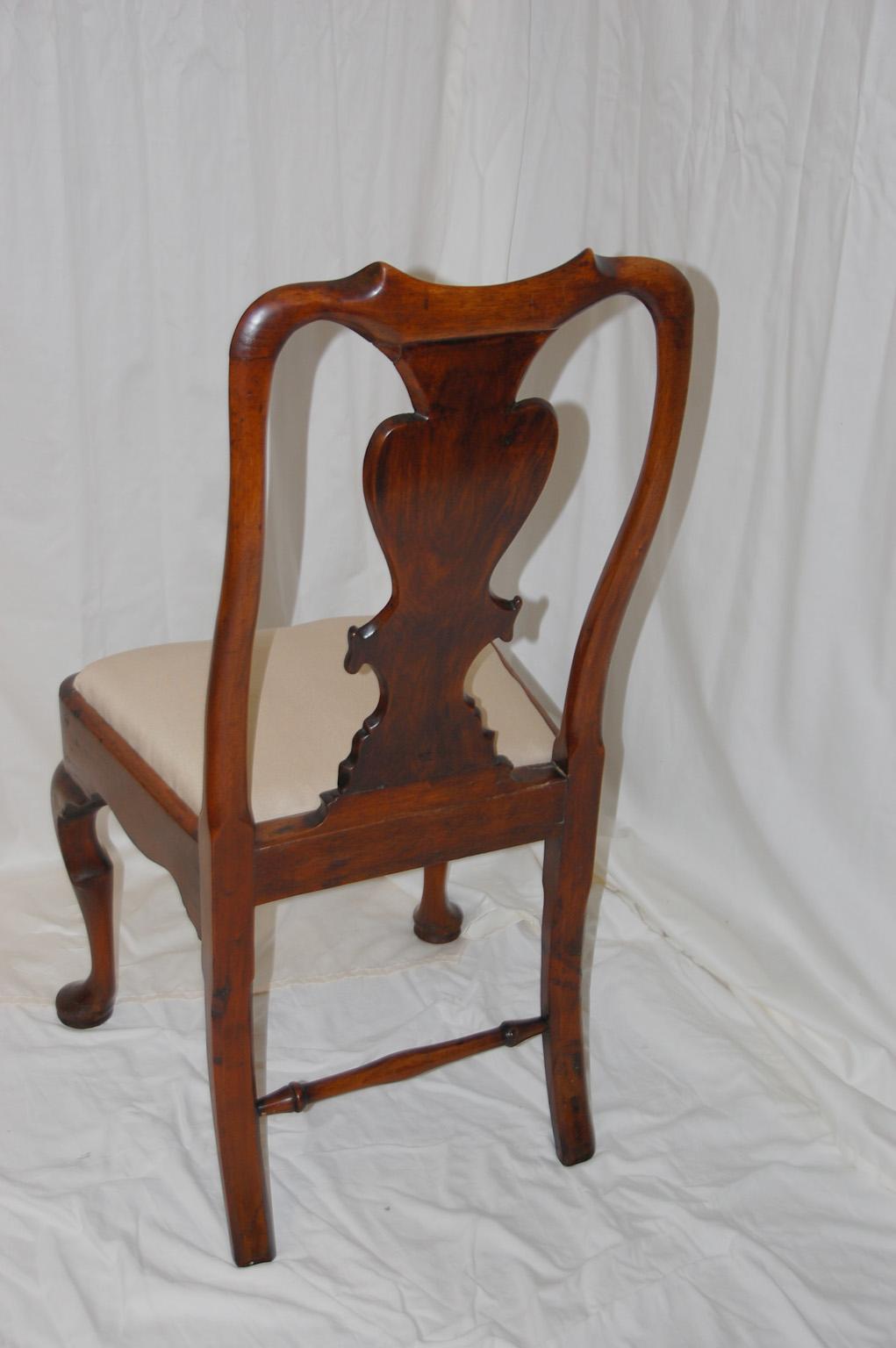 English Early 18th Century Queen Anne Walnut Side Chair with Cabriole Legs For Sale 1