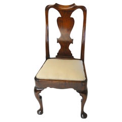 Chaise d'appoint anglaise Queen Anne du début du 18ème siècle en noyer avec pieds cabriole