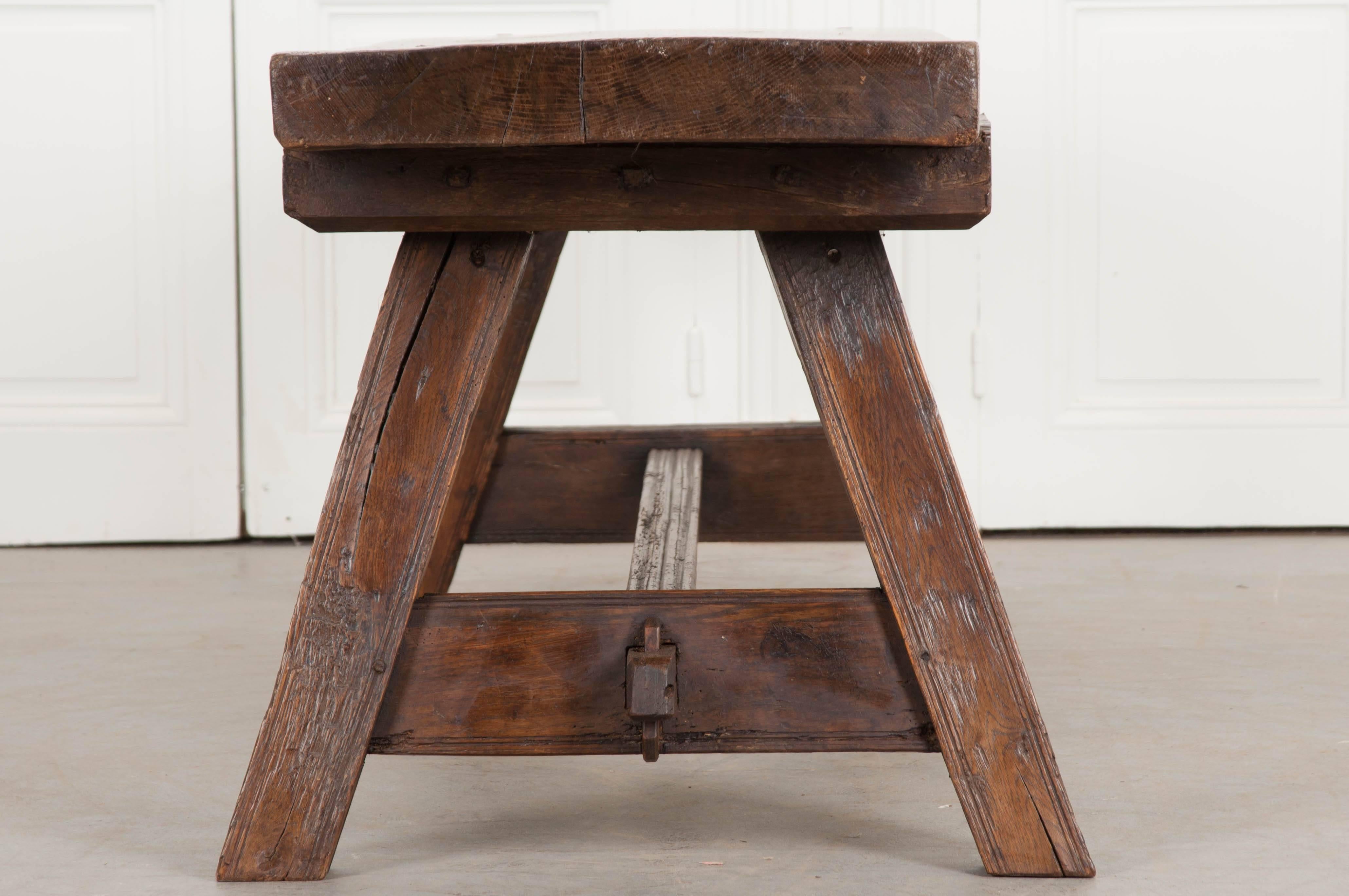 English Early 18th Century Thick Oak Bench In Good Condition In Baton Rouge, LA