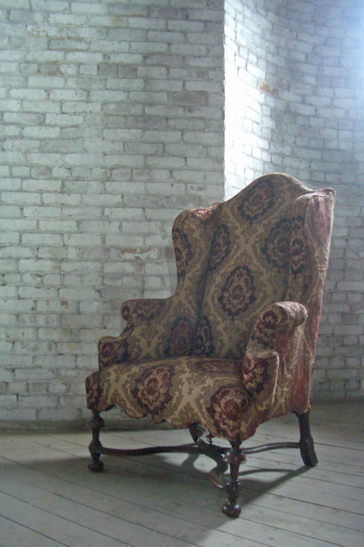 Englischer William & Mary Ohrensessel mit Flügeln aus dem frühen 18. Jahrhundert (Eichenholz) im Angebot