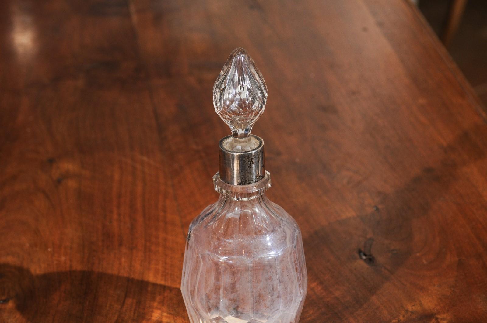 Englische Toilettenflasche aus Kristall des frühen 19. Jahrhunderts mit Stopper und silbernem Hals (Silber)