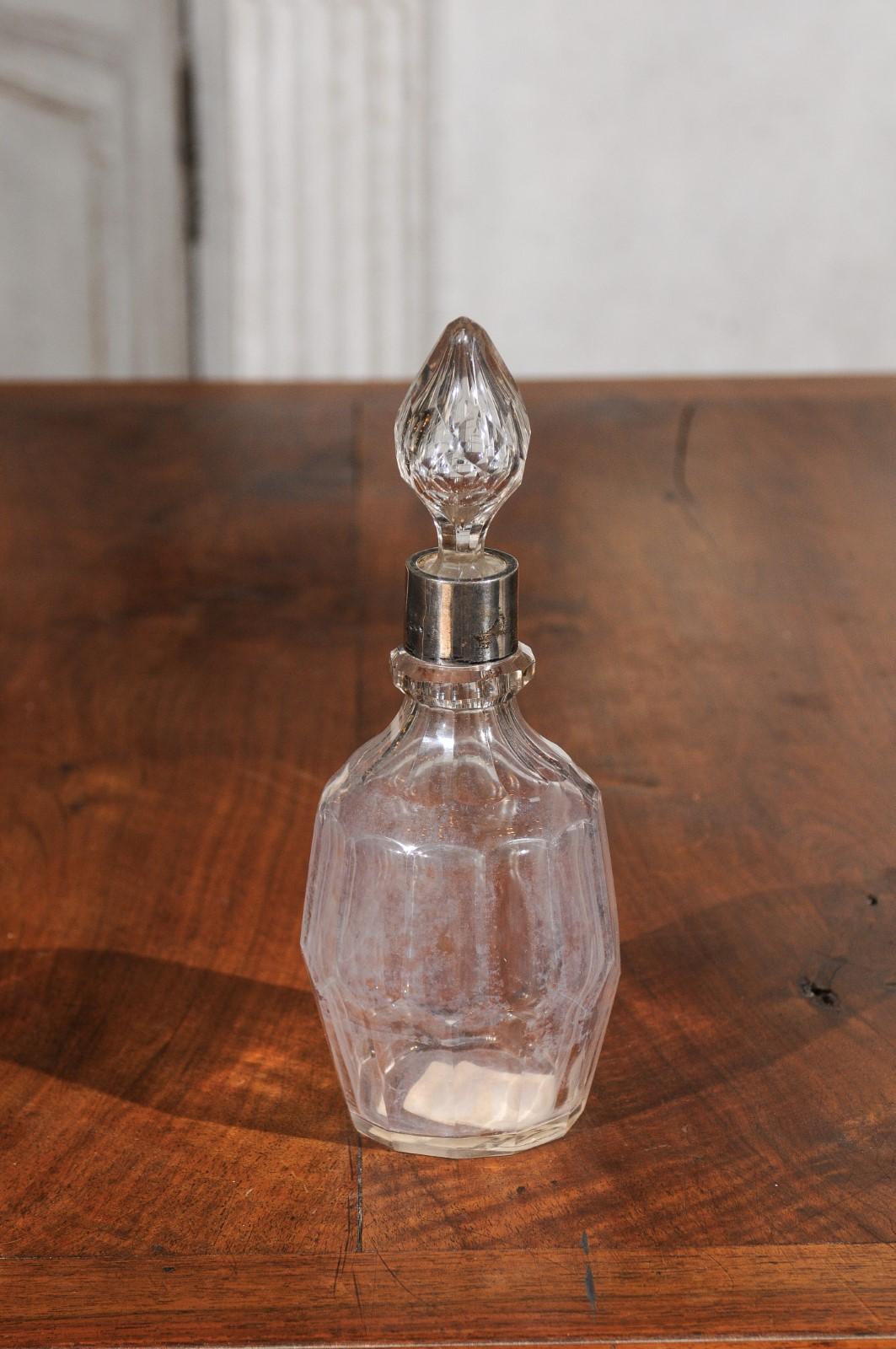 Englische Toilettenflasche aus Kristall des frühen 19. Jahrhunderts mit Stopper und silbernem Hals 3
