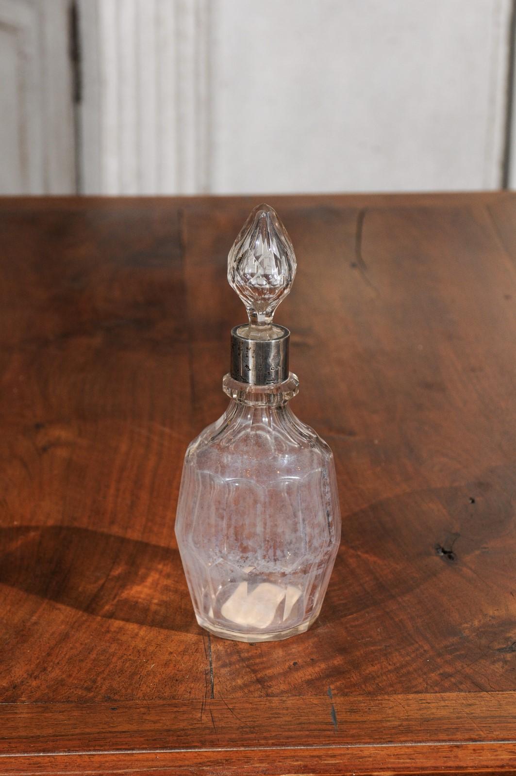 Englische Toilettenflasche aus Kristall des frühen 19. Jahrhunderts mit Stopper und silbernem Hals 4