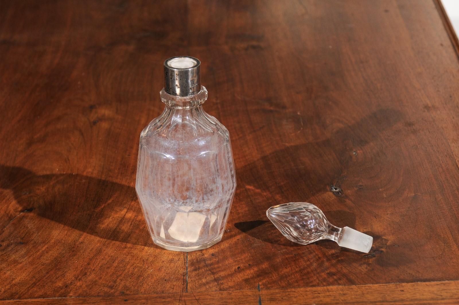 Englische Toilettenflasche aus Kristall des frühen 19. Jahrhunderts mit Stopper und silbernem Hals 5