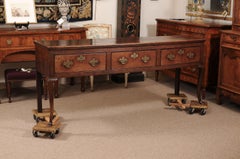 English Early 19th Century Dresser Base / Server in Oak with 3 Drawers