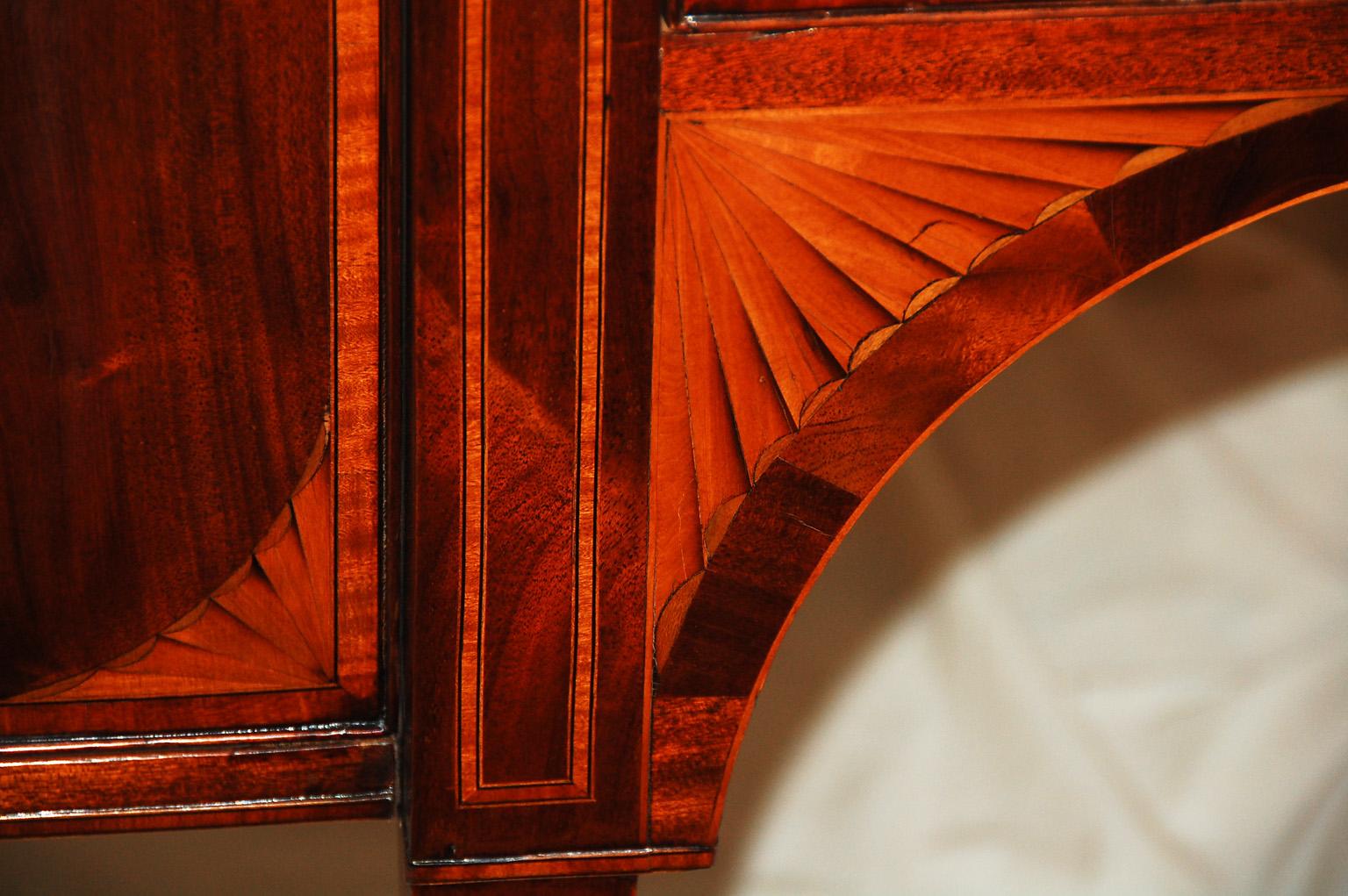 English Early 19th Century Hepplewhite Sideboard Mahogany Bowfront Fan Inlays In Good Condition In Wells, ME