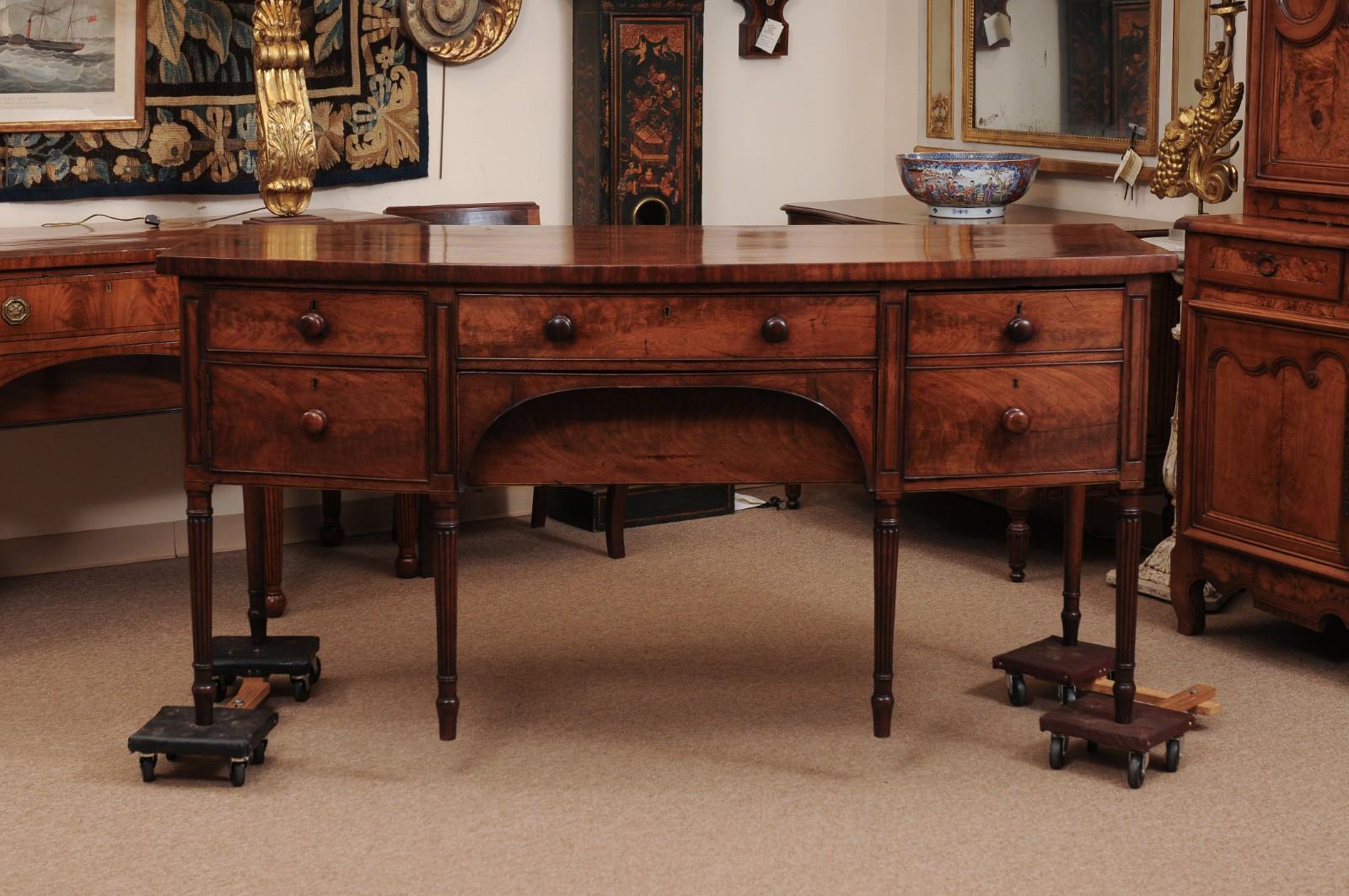 English Early 19th Century Mahogany Bow Front Sideboard with Reeded Legs For Sale 10