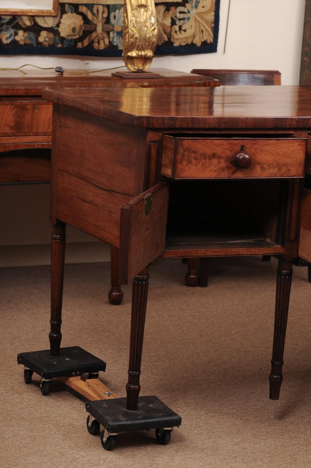 English Early 19th Century Mahogany Bow Front Sideboard with Reeded Legs For Sale 1