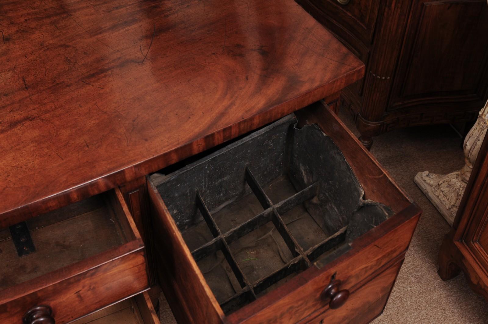 English Early 19th Century Mahogany Bow Front Sideboard with Reeded Legs For Sale 4