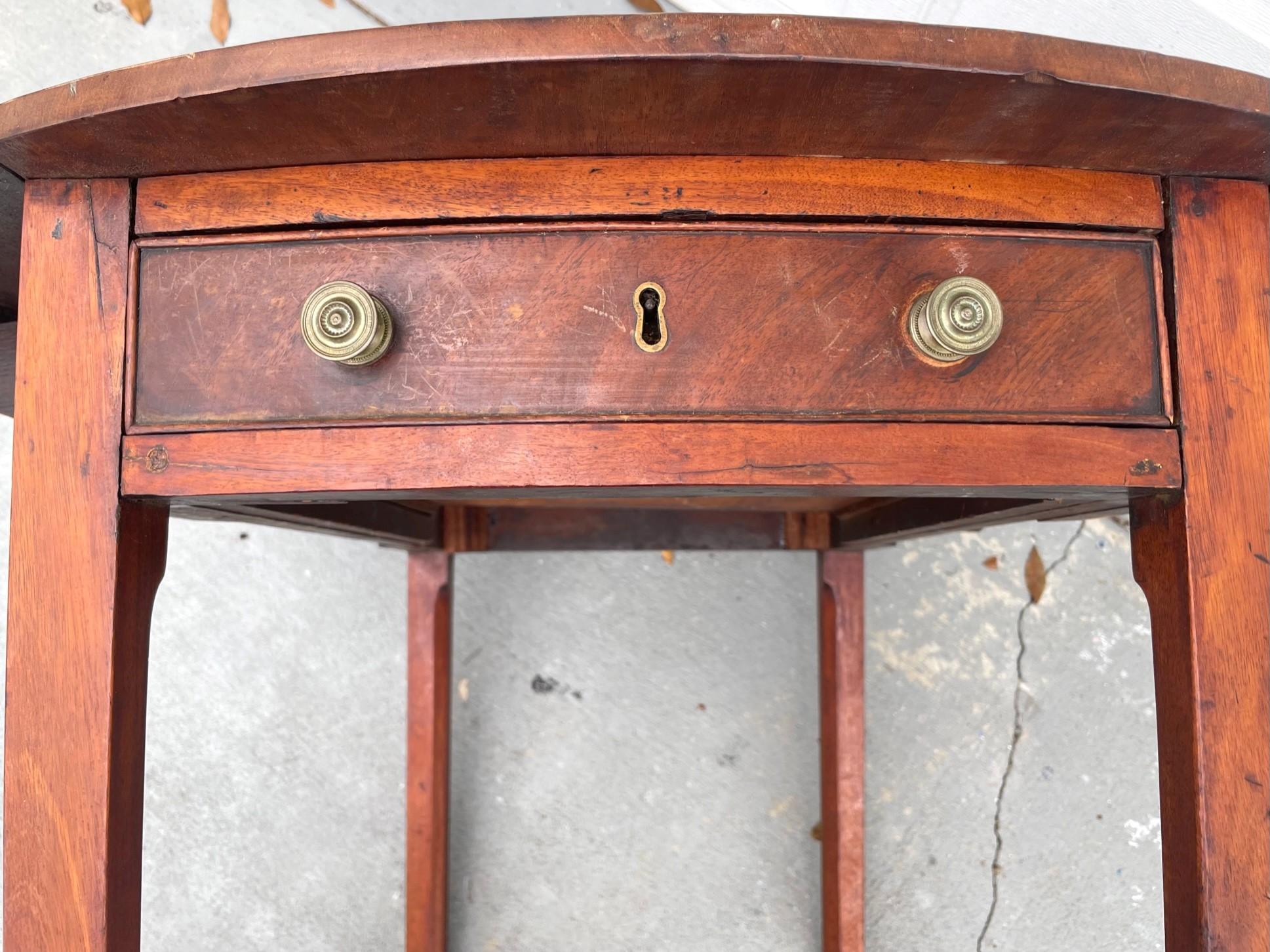 English Early 19th Century Mahogany Pembroke Table For Sale 4
