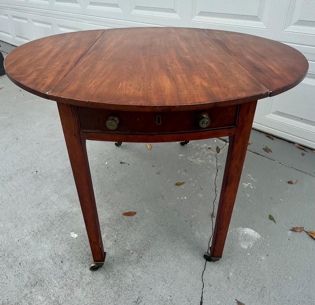 Englischer Mahagoni-Pembroke-Tisch aus dem frühen 19. Jahrhundert. (Geschnitzt) im Angebot