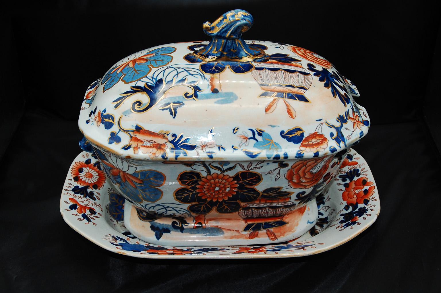 English Early 19th century Mason's ironstone soup tureen, lid and underliner in one of the 