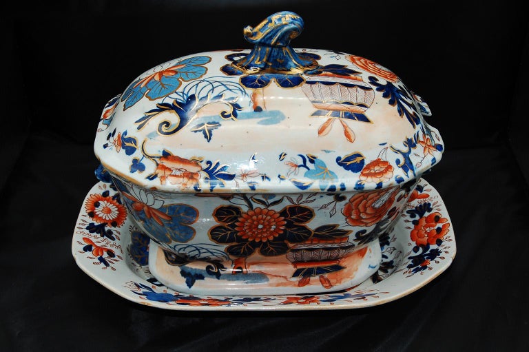 English Early 19th Century Mason's Ironstone Soup Tureen, Lid and