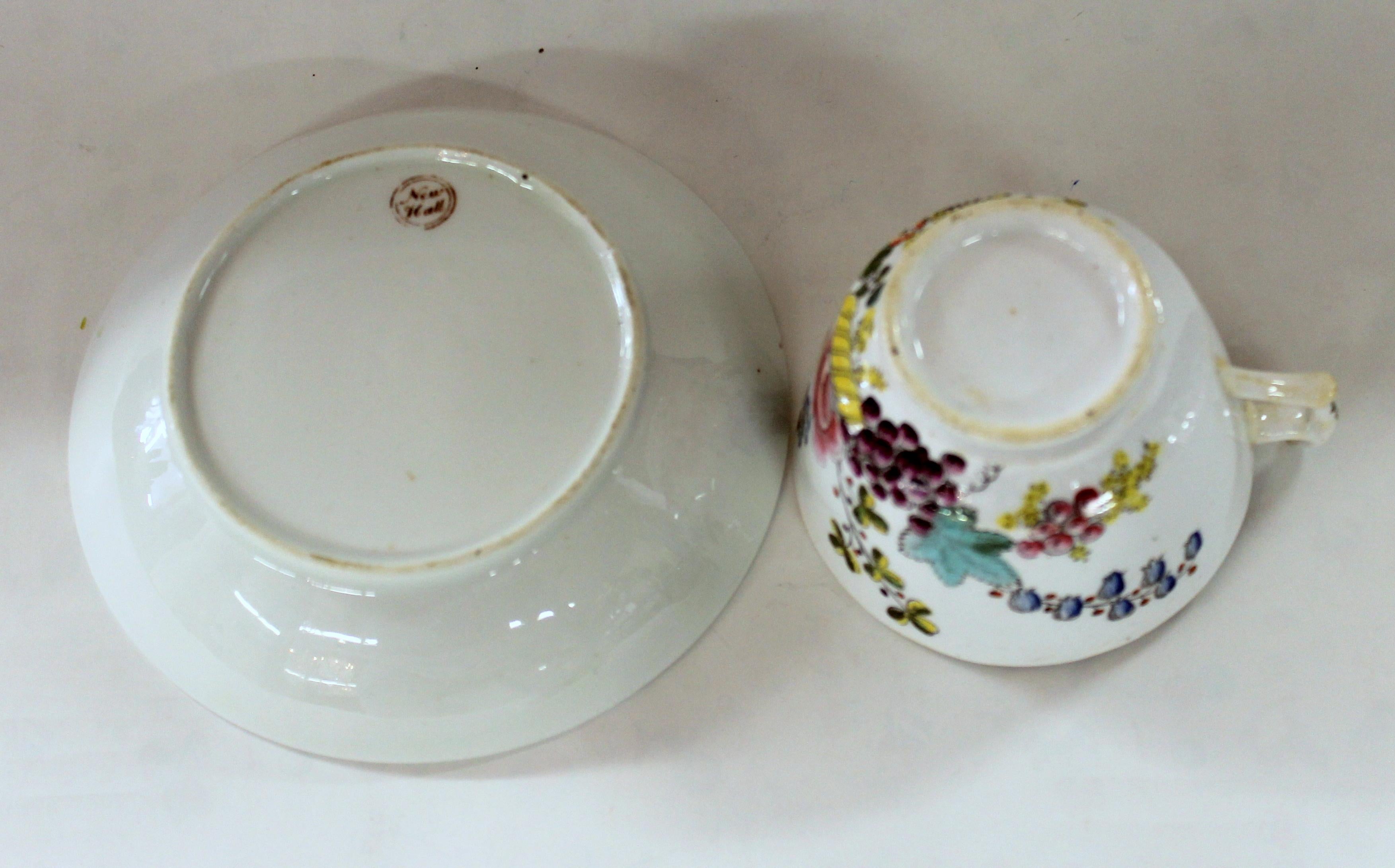 English Early 19th Century New Hall Porcelain Floral Decor Cup and Saucer For Sale 4