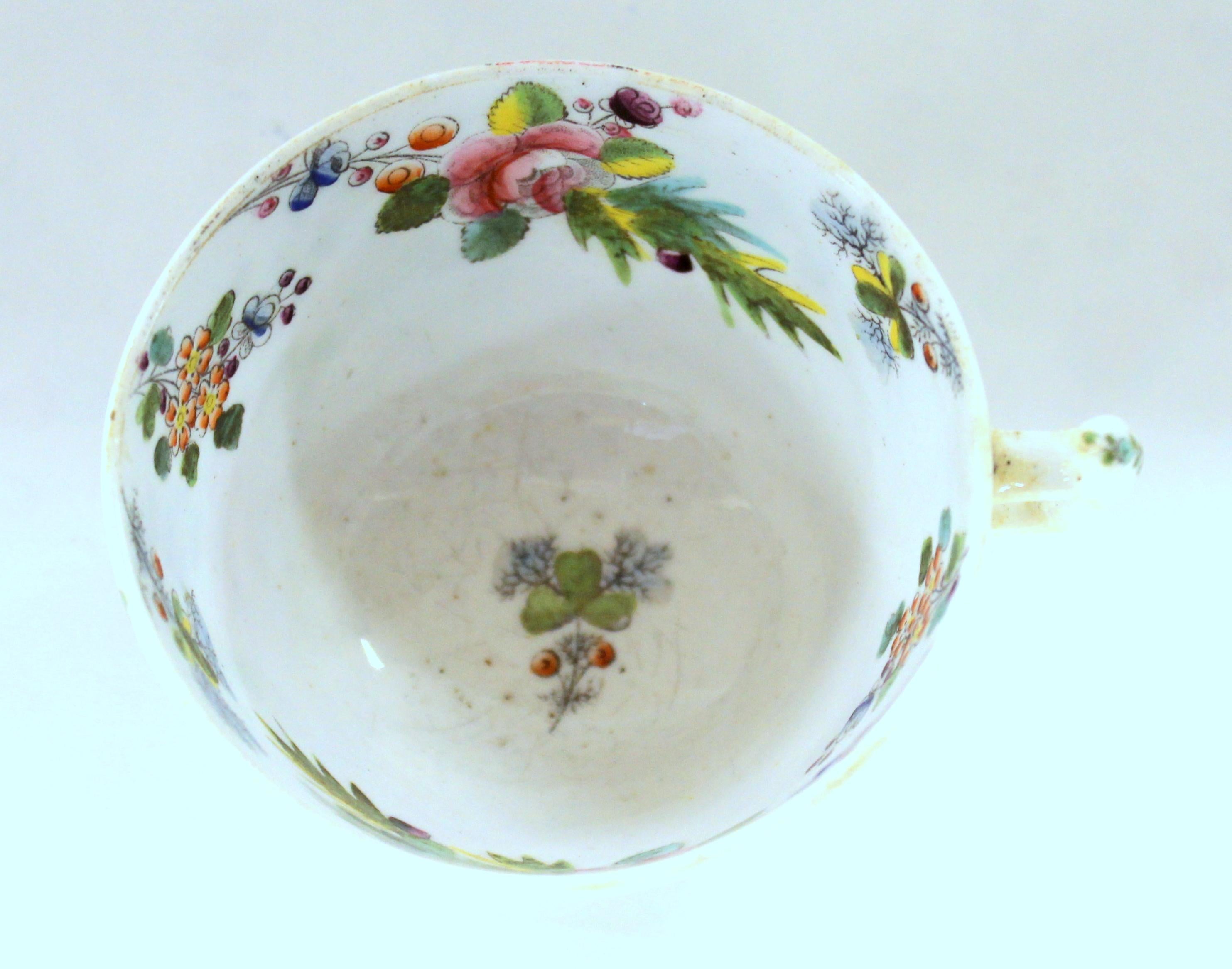 Anglais Tasse et soucoupe en porcelaine à décor floral anglaise New Hall du début du 19ème siècle en vente