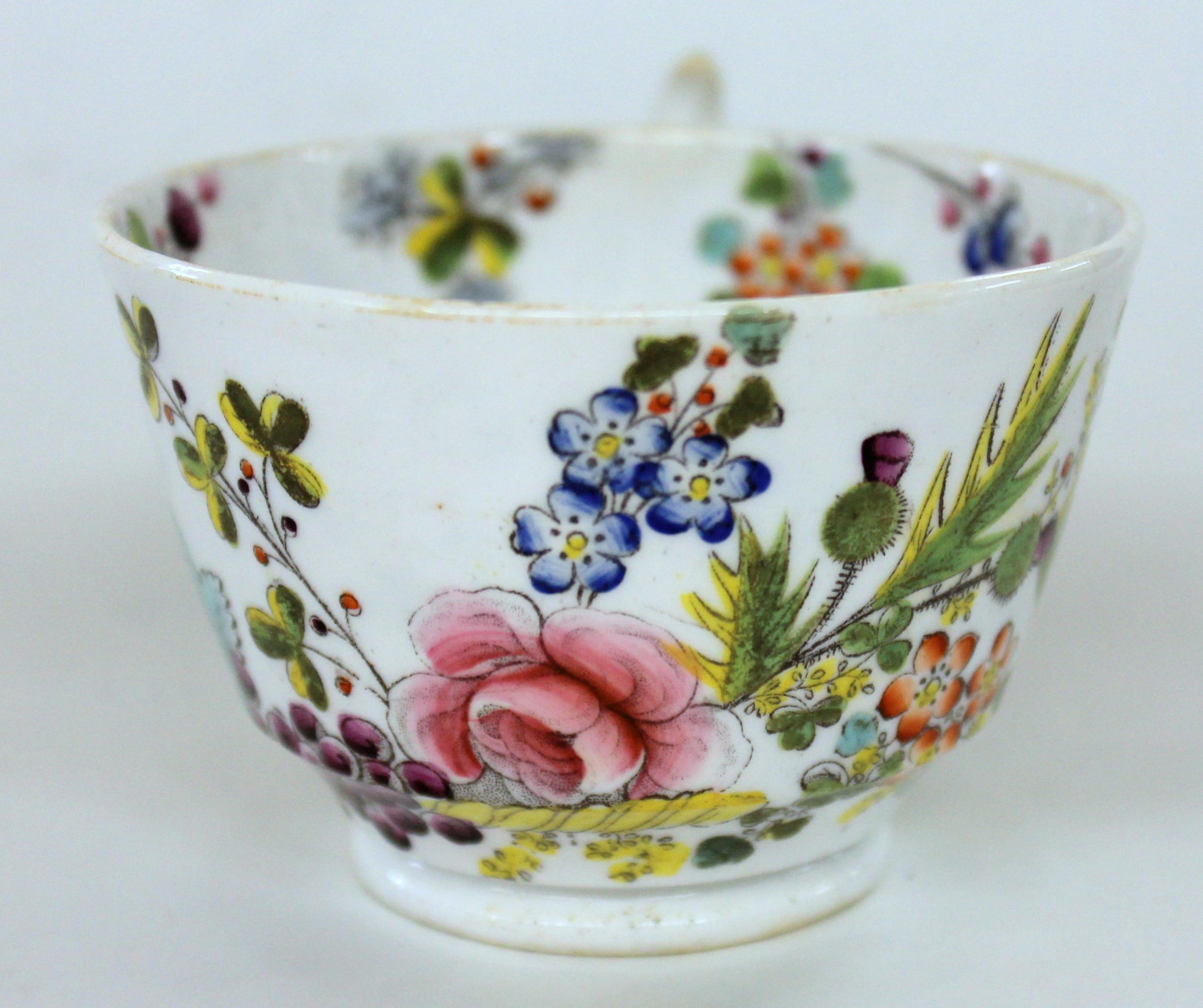 XIXe siècle Tasse et soucoupe en porcelaine à décor floral anglaise New Hall du début du 19ème siècle en vente